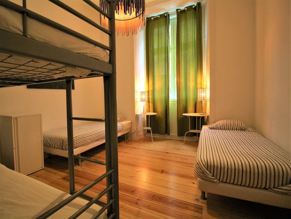 We Love F Tourists: Hostel