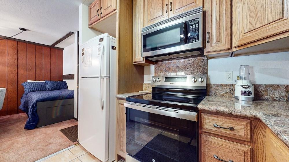 Summit #57 1 Bedroom Condo by RedAwning