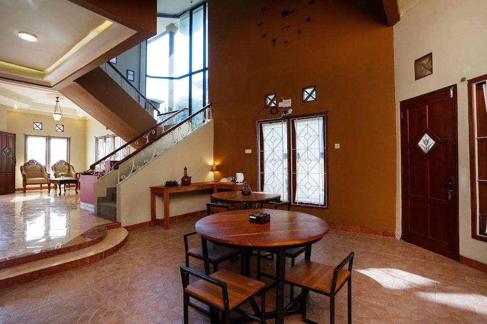 OYO 1072 Kampung Condro Wulan Guesthouse