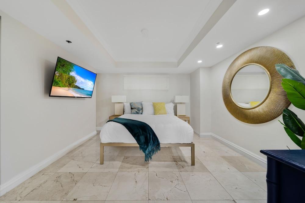 Bay Overlooking Condo With Balcony