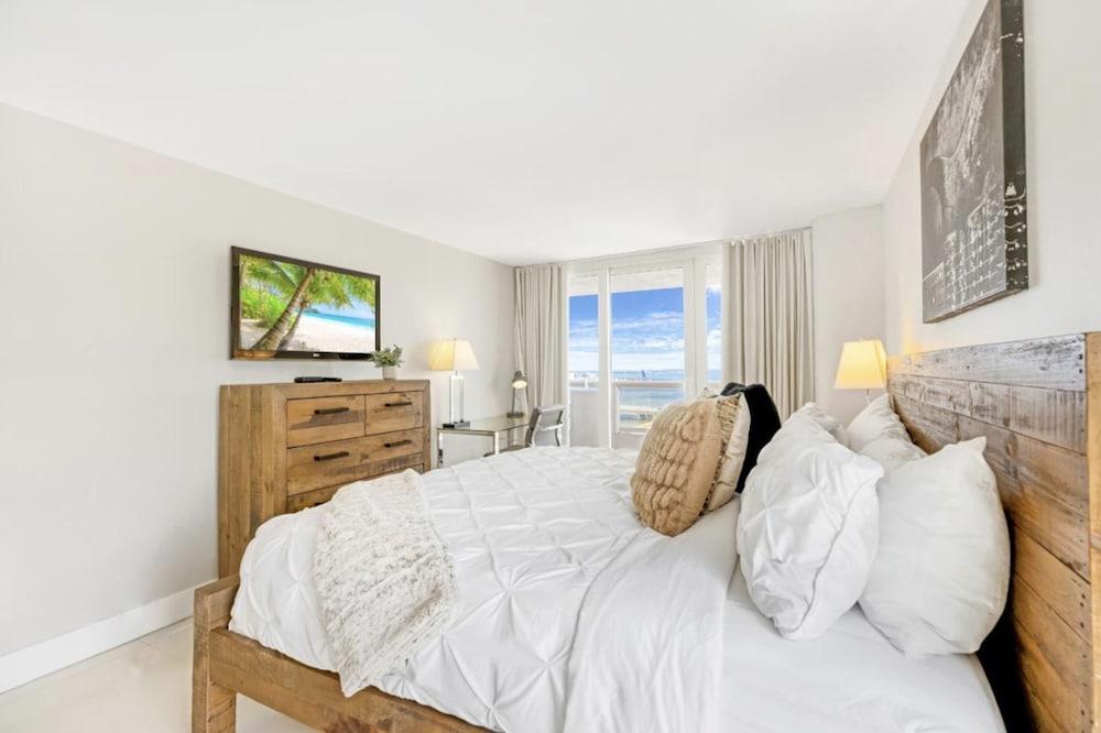 Bay Overlooking Condo With Balcony