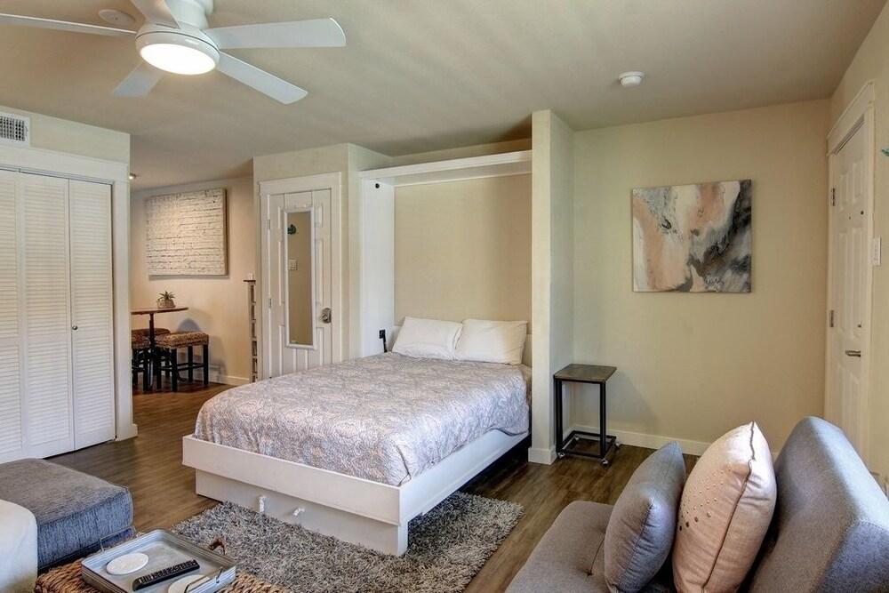 Courtyard #108 - studio Br Condo