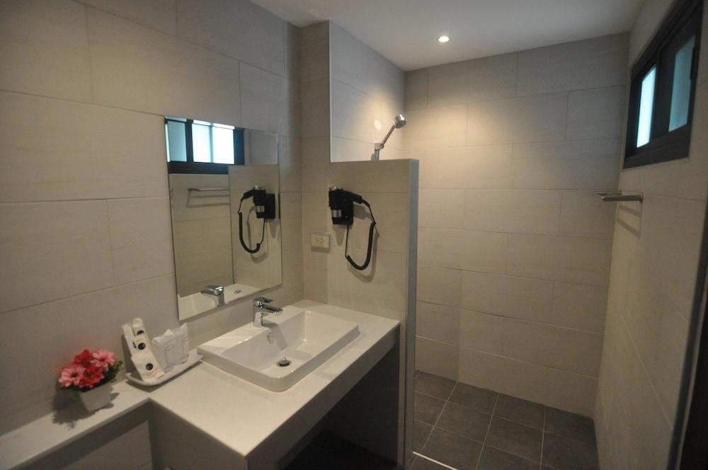 The Eight Ratvithi House