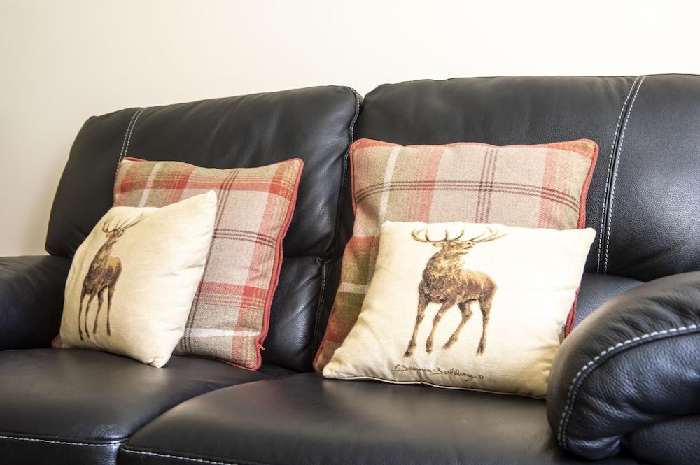 Grassmarket Apartment with Castle View