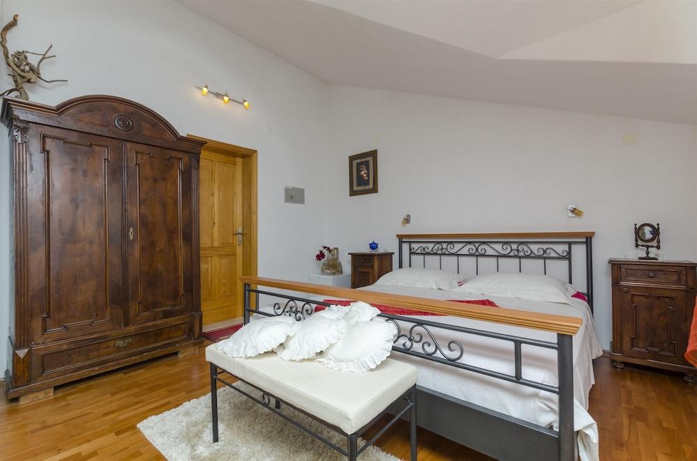 Apartments and Rooms LEA