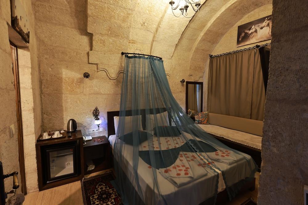 Tafana Cave & Stone Lodge