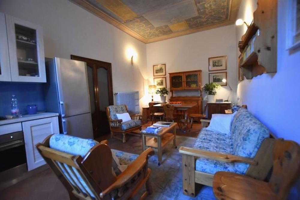 In Riva Al Lago Marone