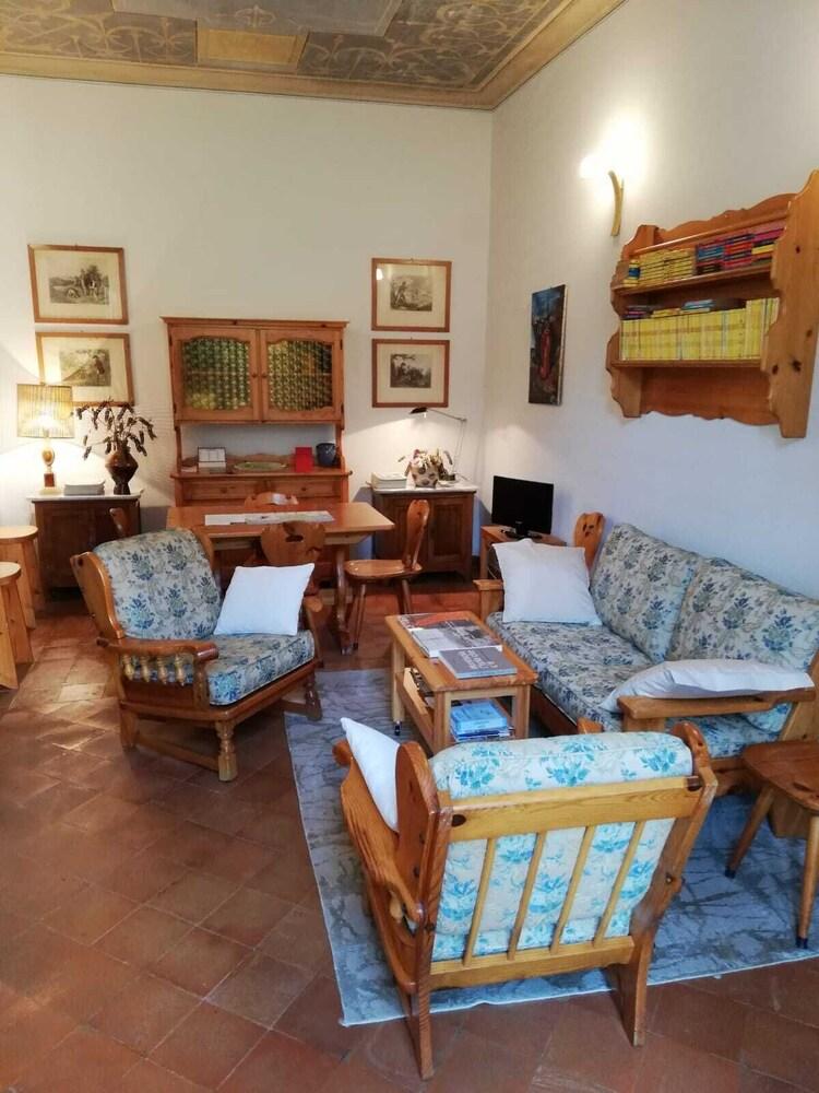 In Riva Al Lago Marone