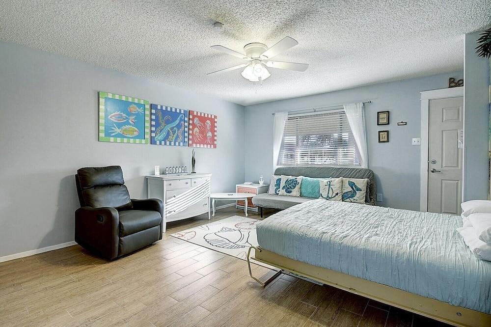 Courtyard #201 Studio Bedroom Condo by RedAwning