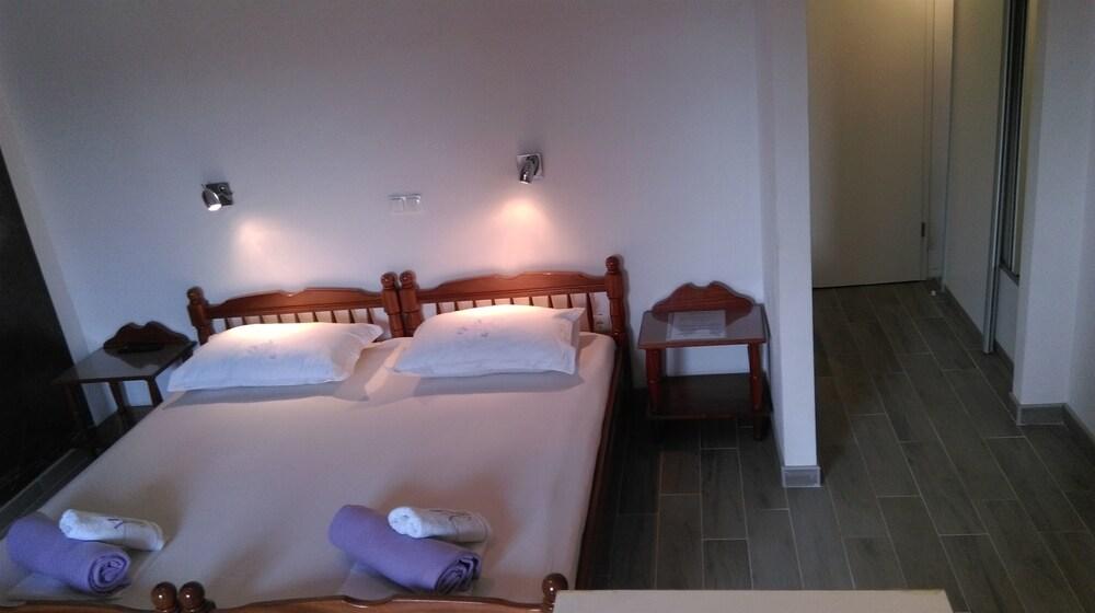 Apartments and Rooms Anita