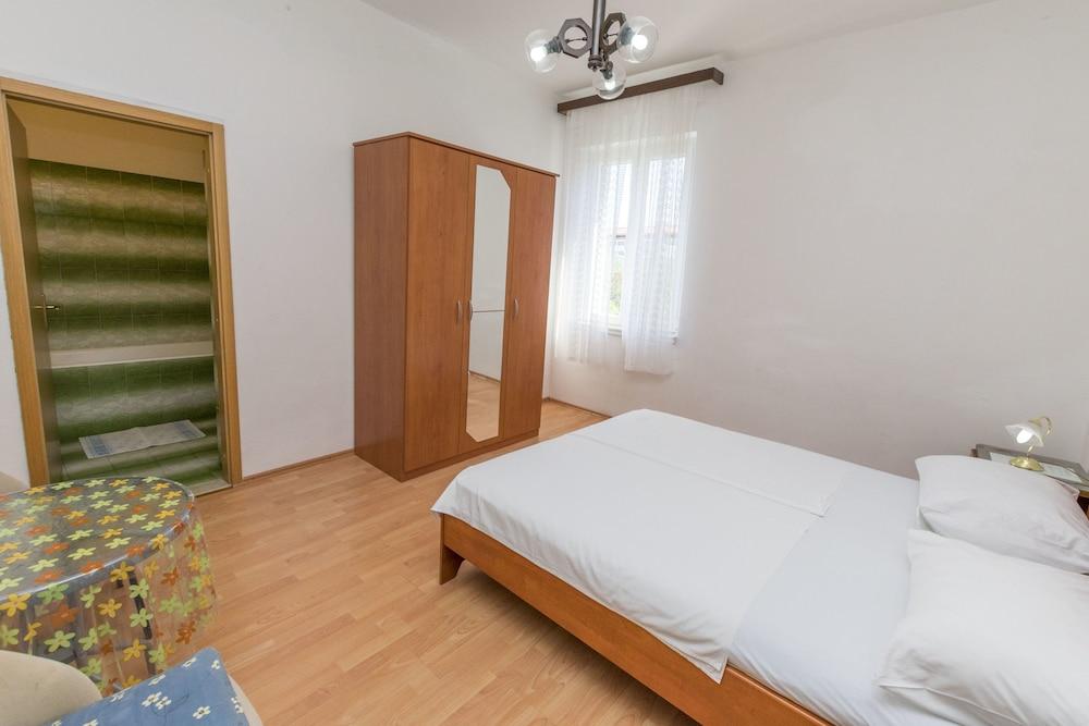 Apartments and Rooms Jakov