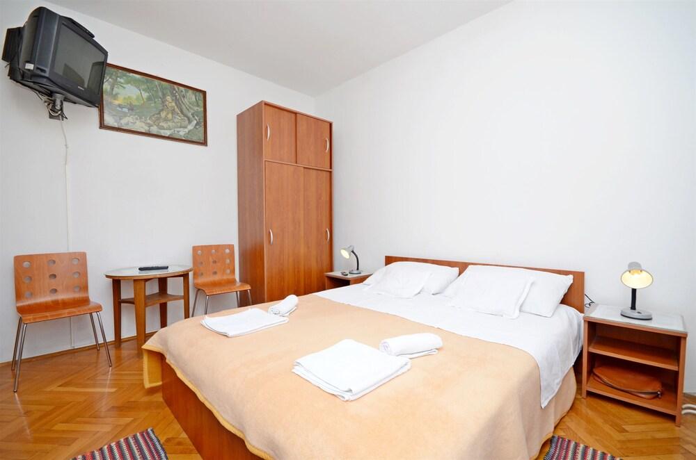 Apartment and Rooms Dragana