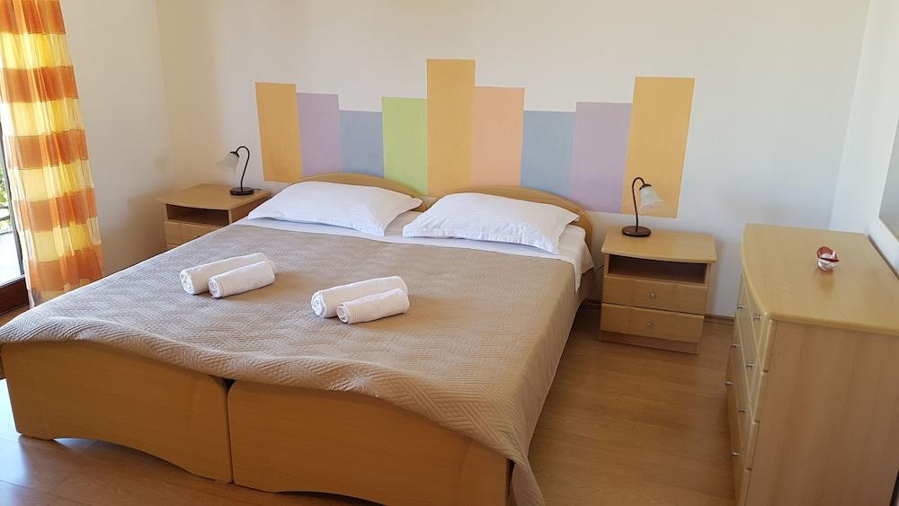 Apartments and Room Caric