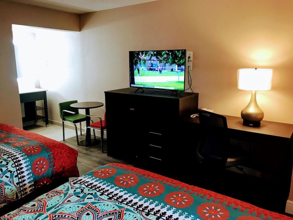 Tropical Inn & Suites