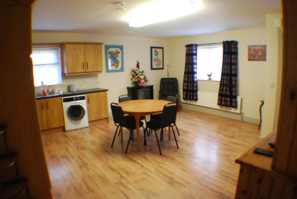 2 Bed Cottage - Sleeps 6 - Parking - Wifi