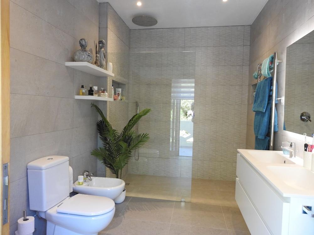 Beautiful 2-bed Villa in Quinta do Lago With Pool