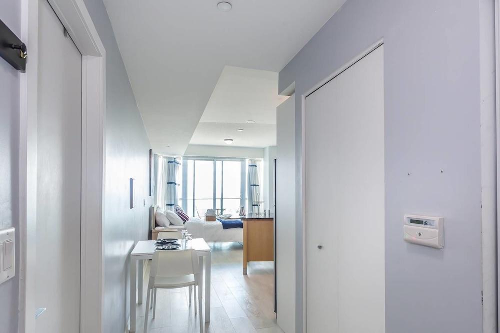 Panoramic Lakeview in a Luxury Downtown Oasis