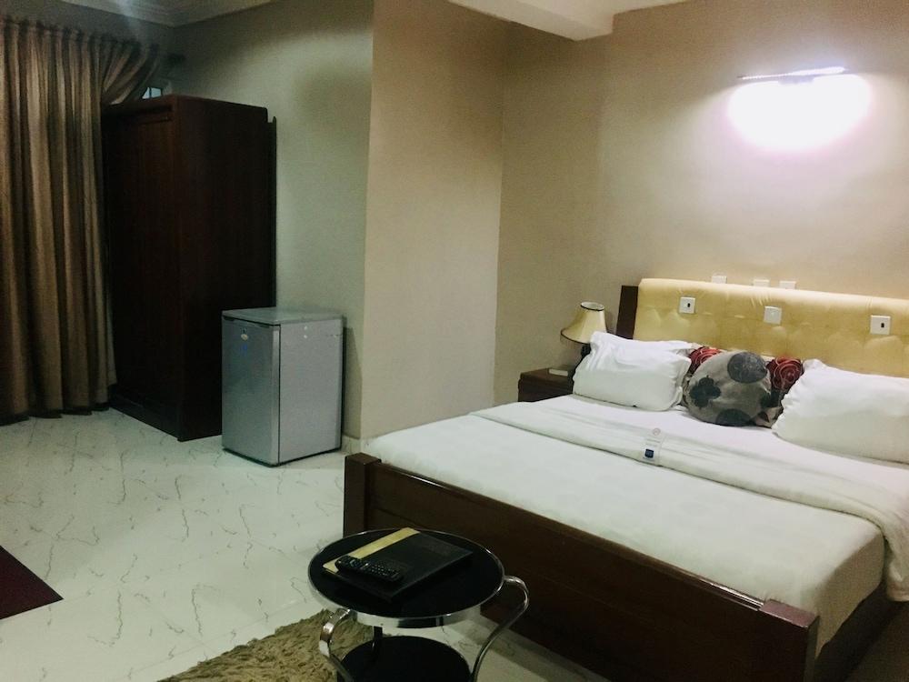 Euc Demodern Hotel & Suites