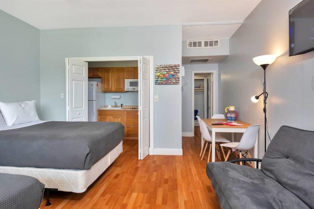 Gorgeous Spot in Hallandale Beach With Pool!!