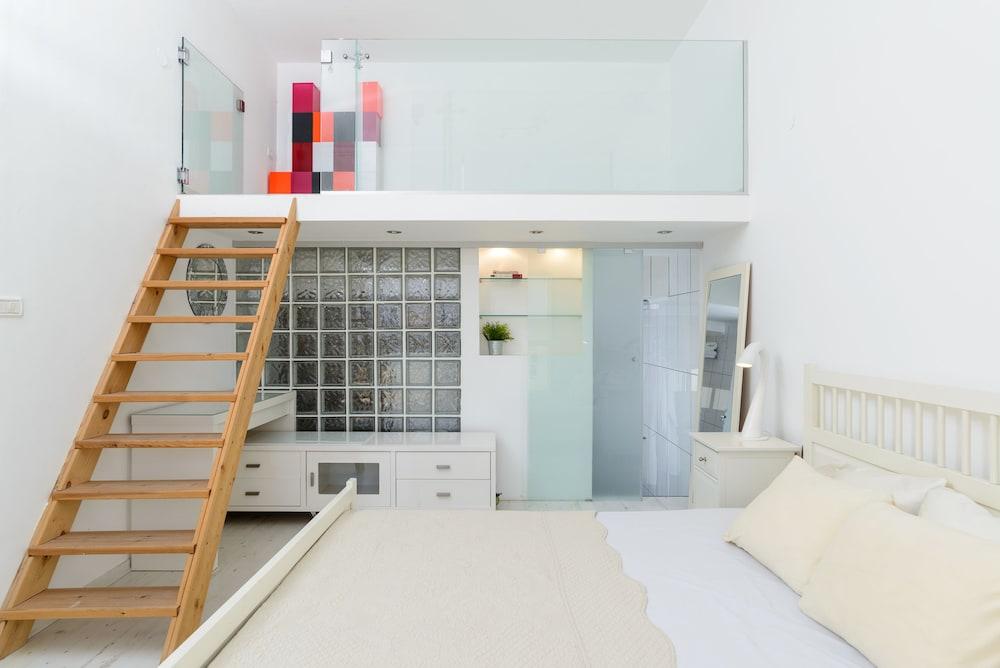 3BR Apt Steps from Sea W Parking