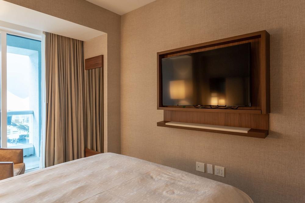 Charming Beachfront Condo With Large Balcony