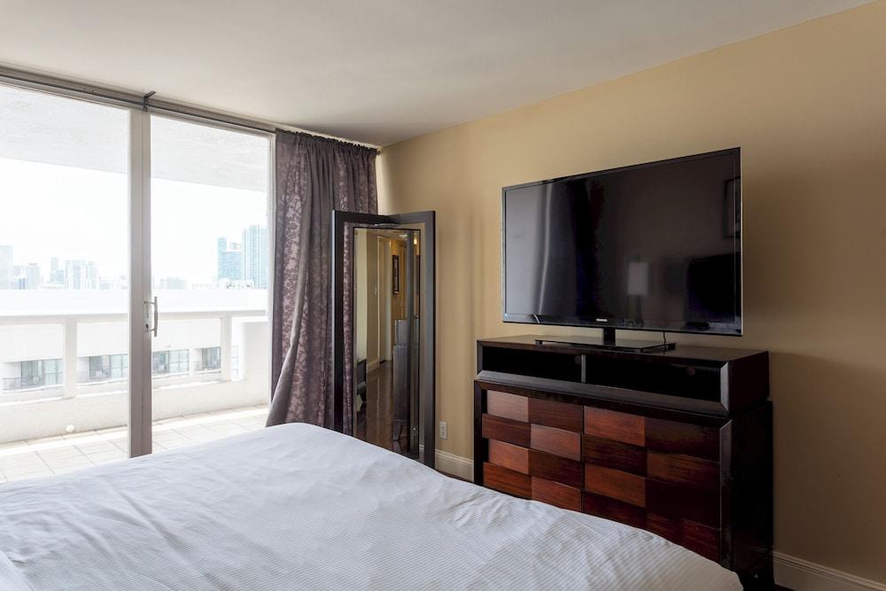 High-rise Comfort With Balcony and Pool