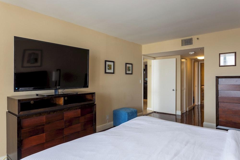 High-rise Comfort With Balcony and Pool