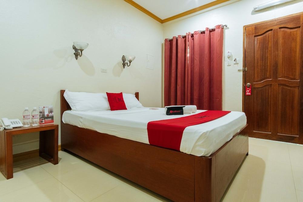 RedDoorz Premium near Pristine Beach