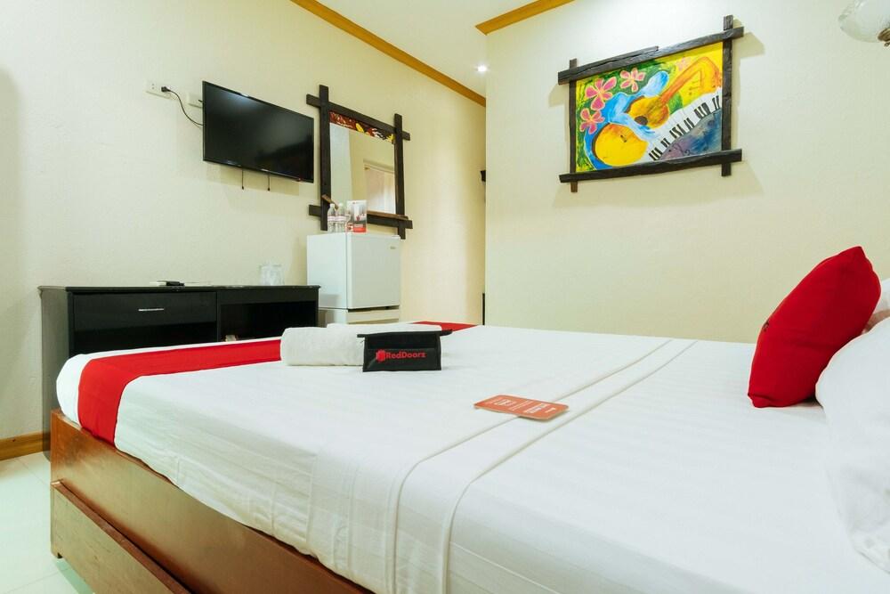 RedDoorz Premium near Pristine Beach
