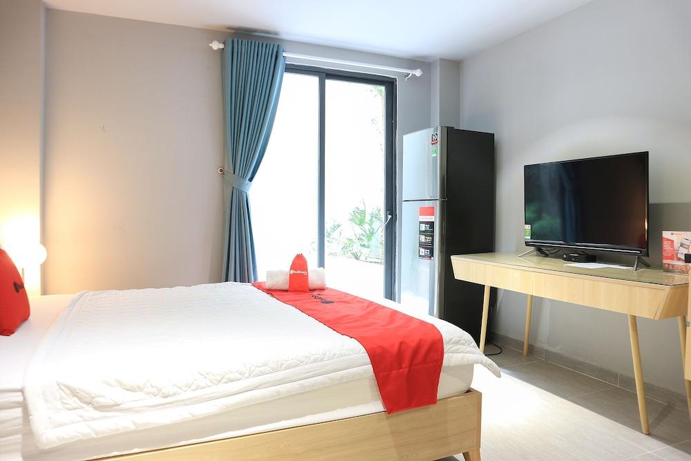 RedDoorz Plus @ Le Van Sy Street 2