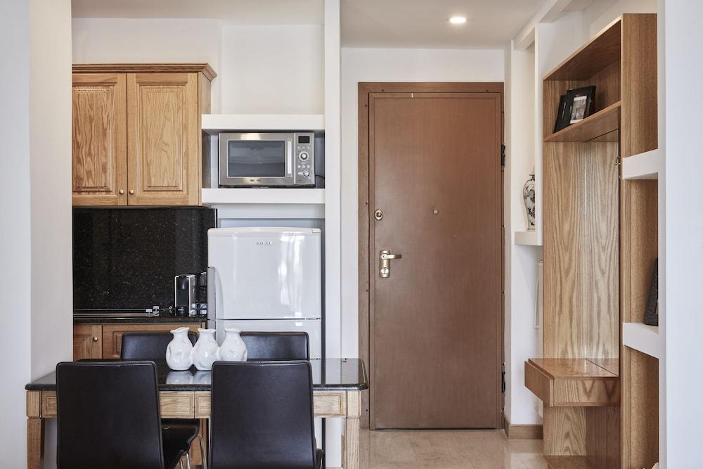 Chic One Bd Apartment with Hilton View