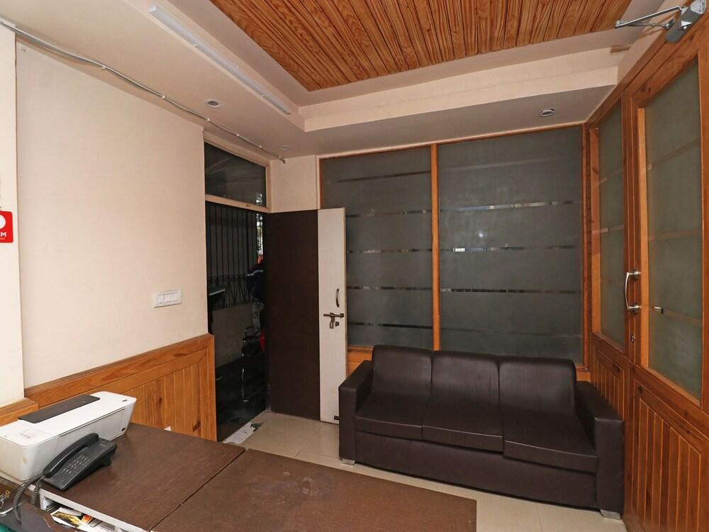 OYO 28173 Hotel Reeva