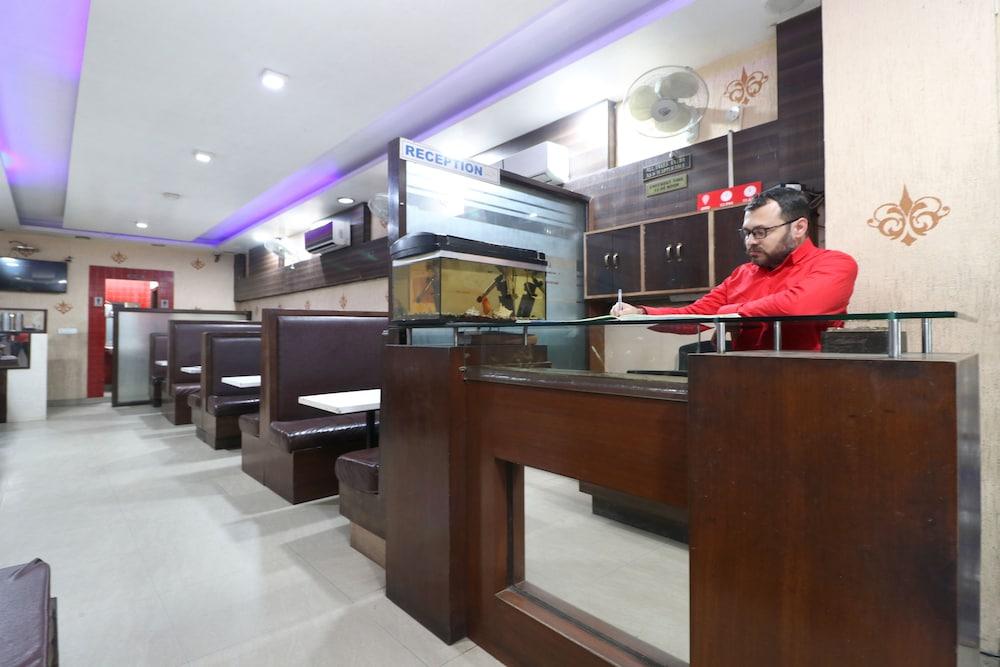 OYO 30237 Hotel Singh's 11