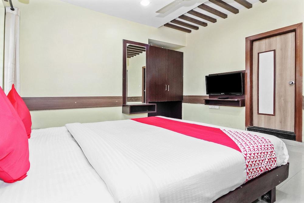 OYO 30537 Hotel Megharaj