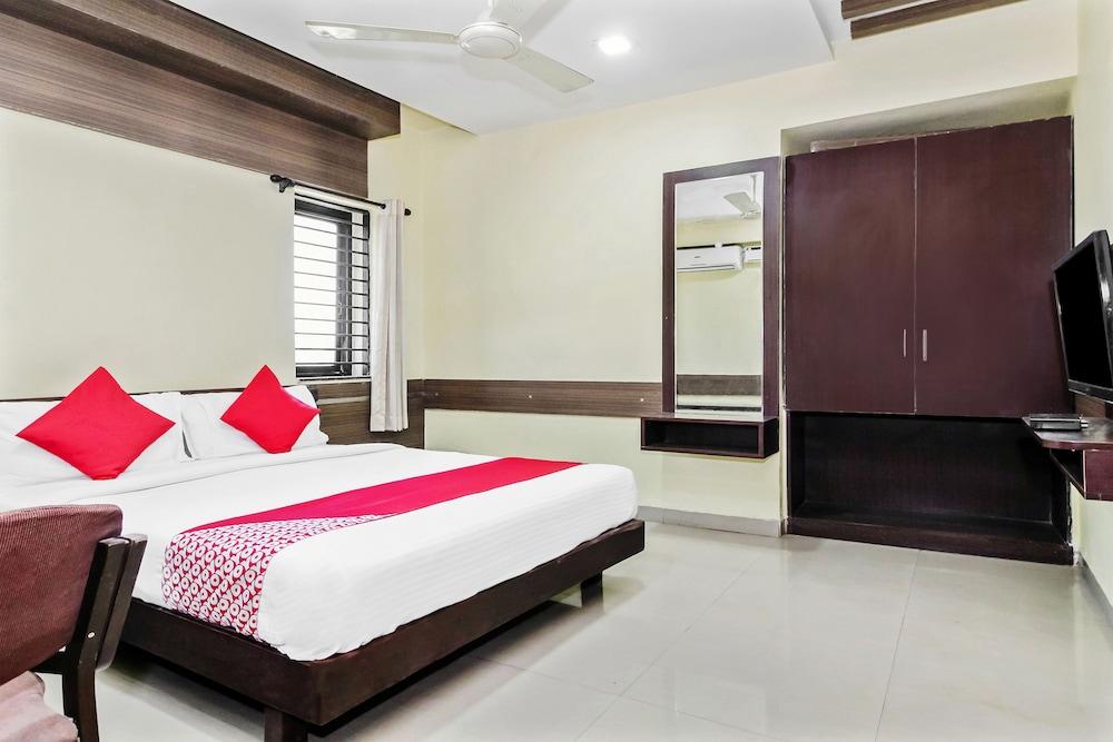 OYO 30537 Hotel Megharaj