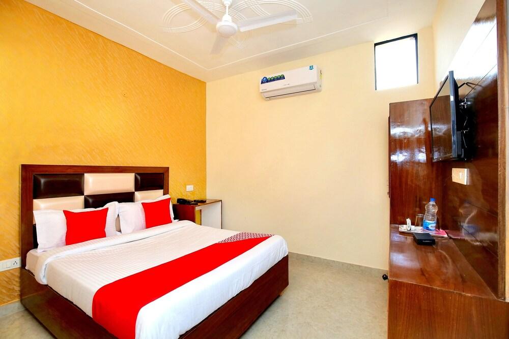 OYO 40307 Mohali Blue