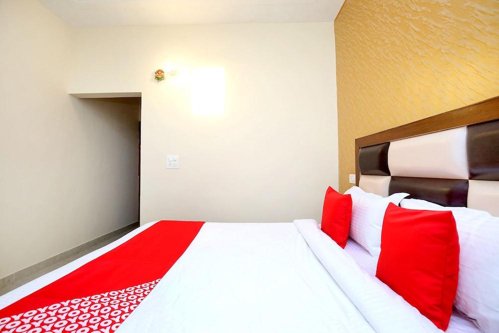 OYO 40307 Mohali Blue