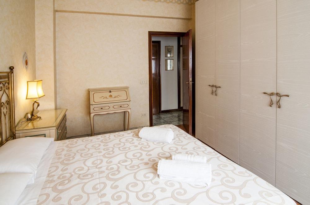 Aurelio & Vaticano Elegant Flat