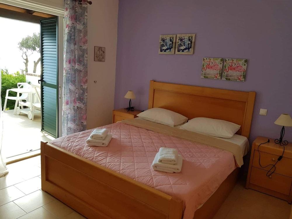 Menigos AB4G no50 Beachfront 2 Bdr Apt