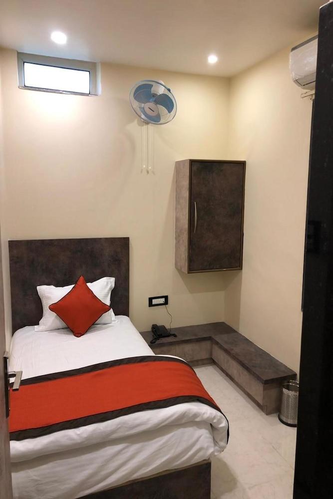 Hotel Frontier Royal