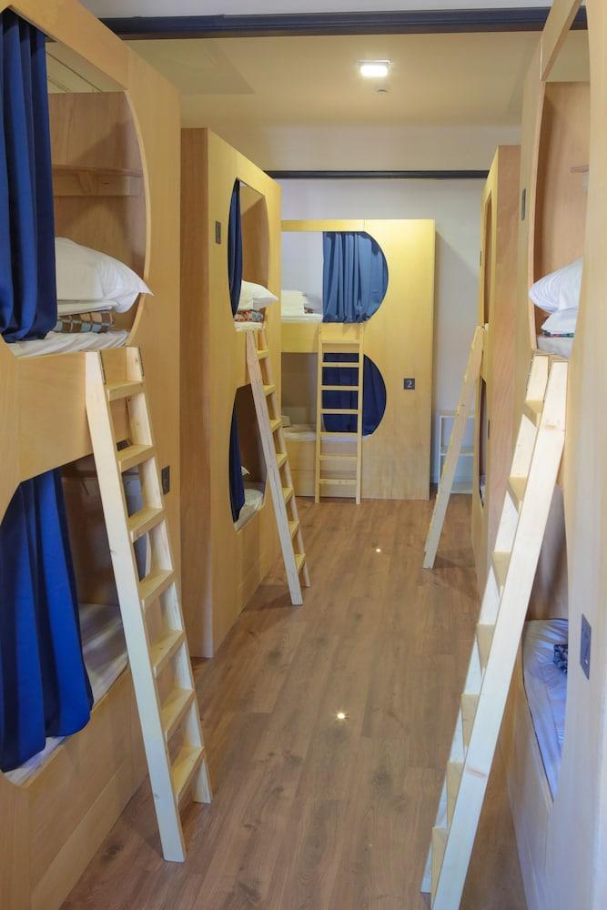 Caminha Hostel & Suites