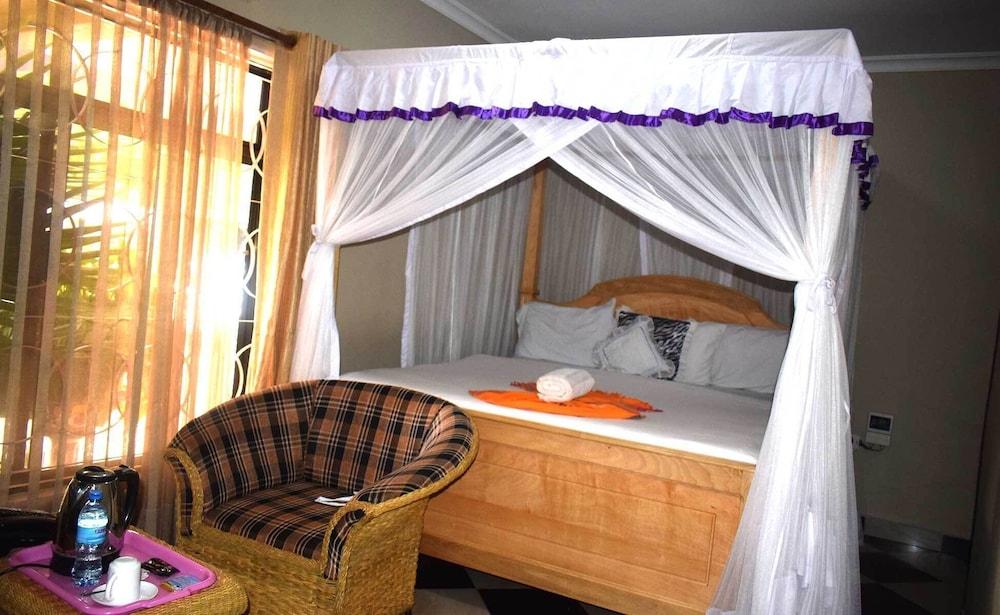 Mzunguu Safari Lodge