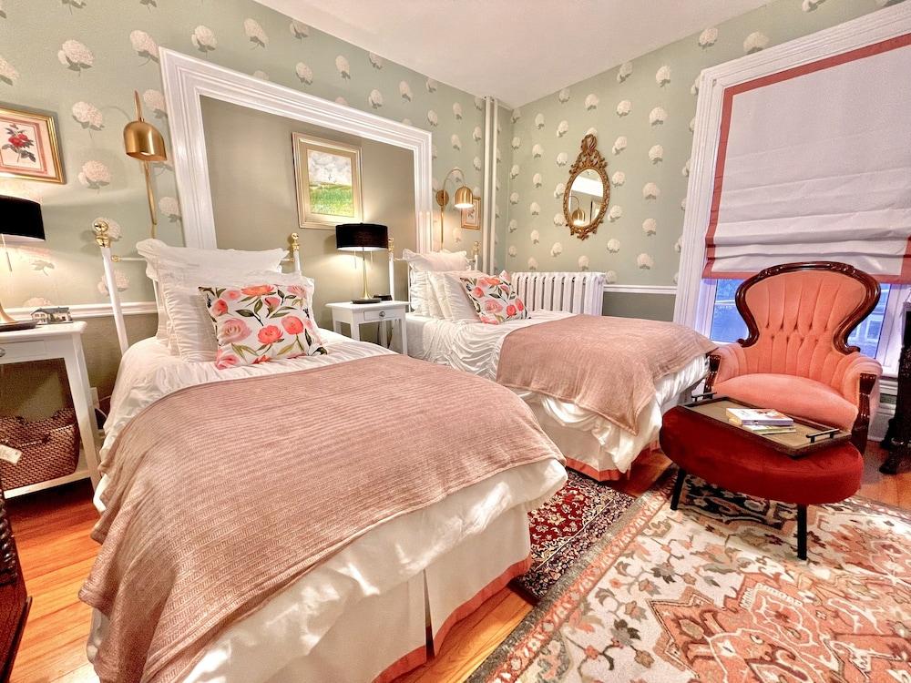 Charlotte's Rose Inn