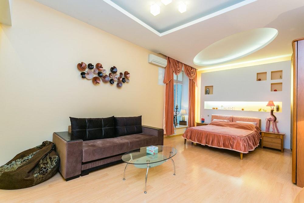 Apartment on B Gnezdnikovskiy 10