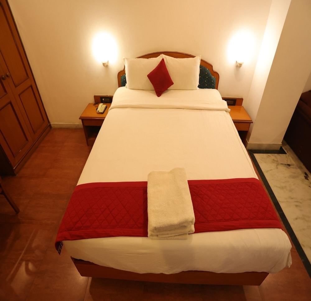 DFRONT Golden Palace