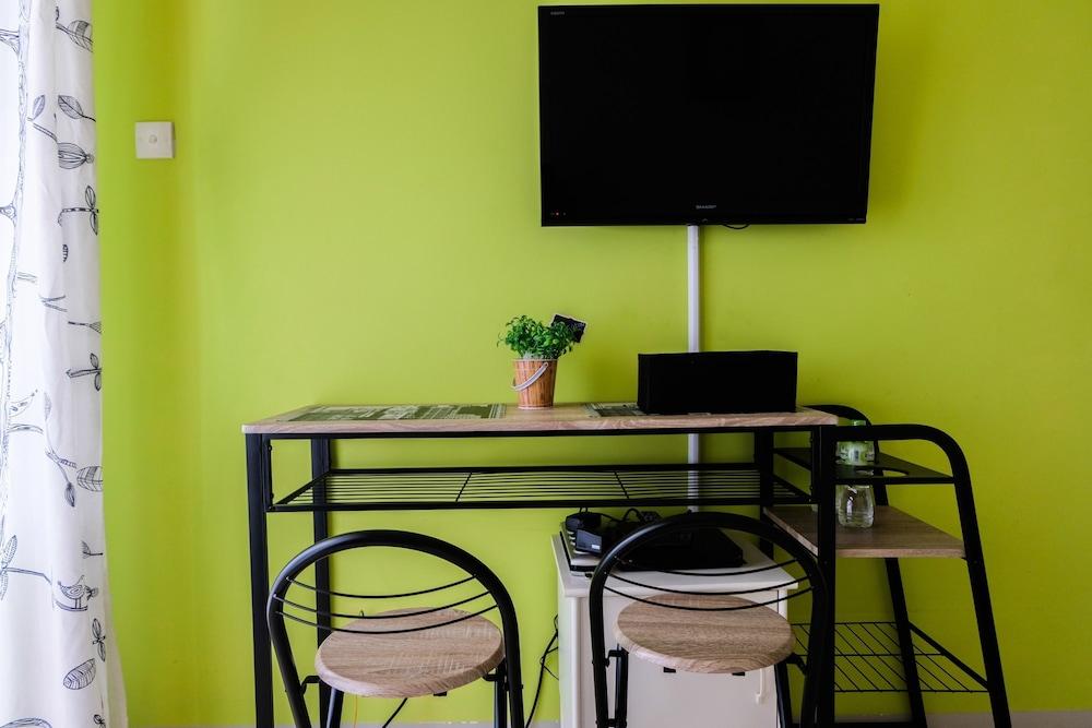 Cozy Studio Serpong Greenview Apartment