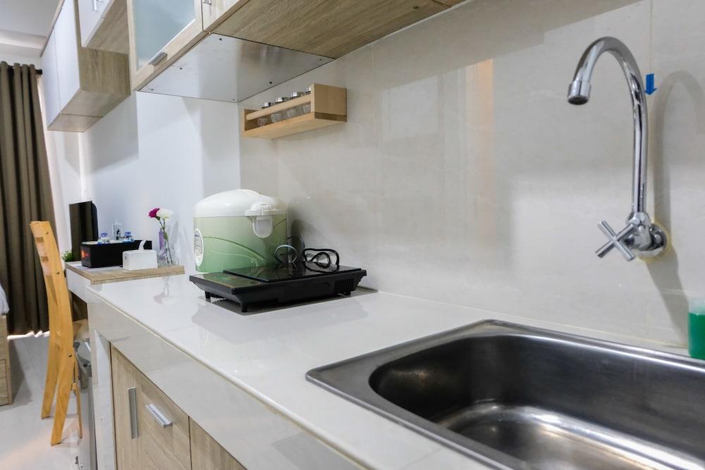 Elegant Studio Apartment at Springwood Residence