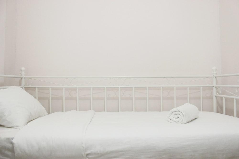 Modern Look 2BR Gateway Pasteur Apartment