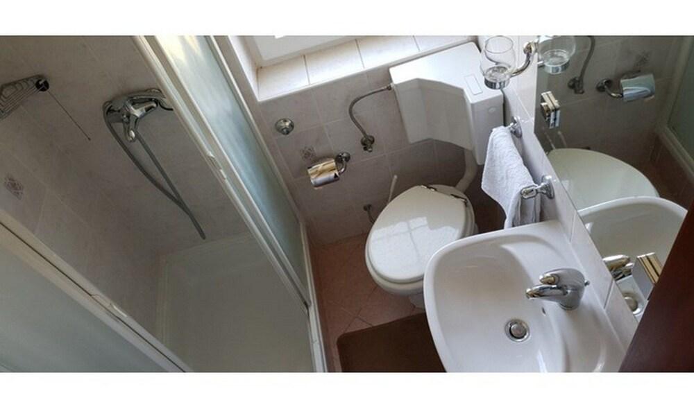 Apartments and Rooms Pende