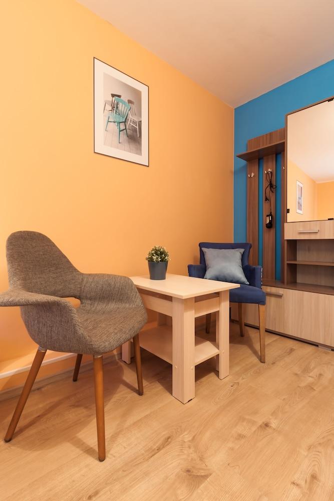 Mini-hotel 12 stuliev